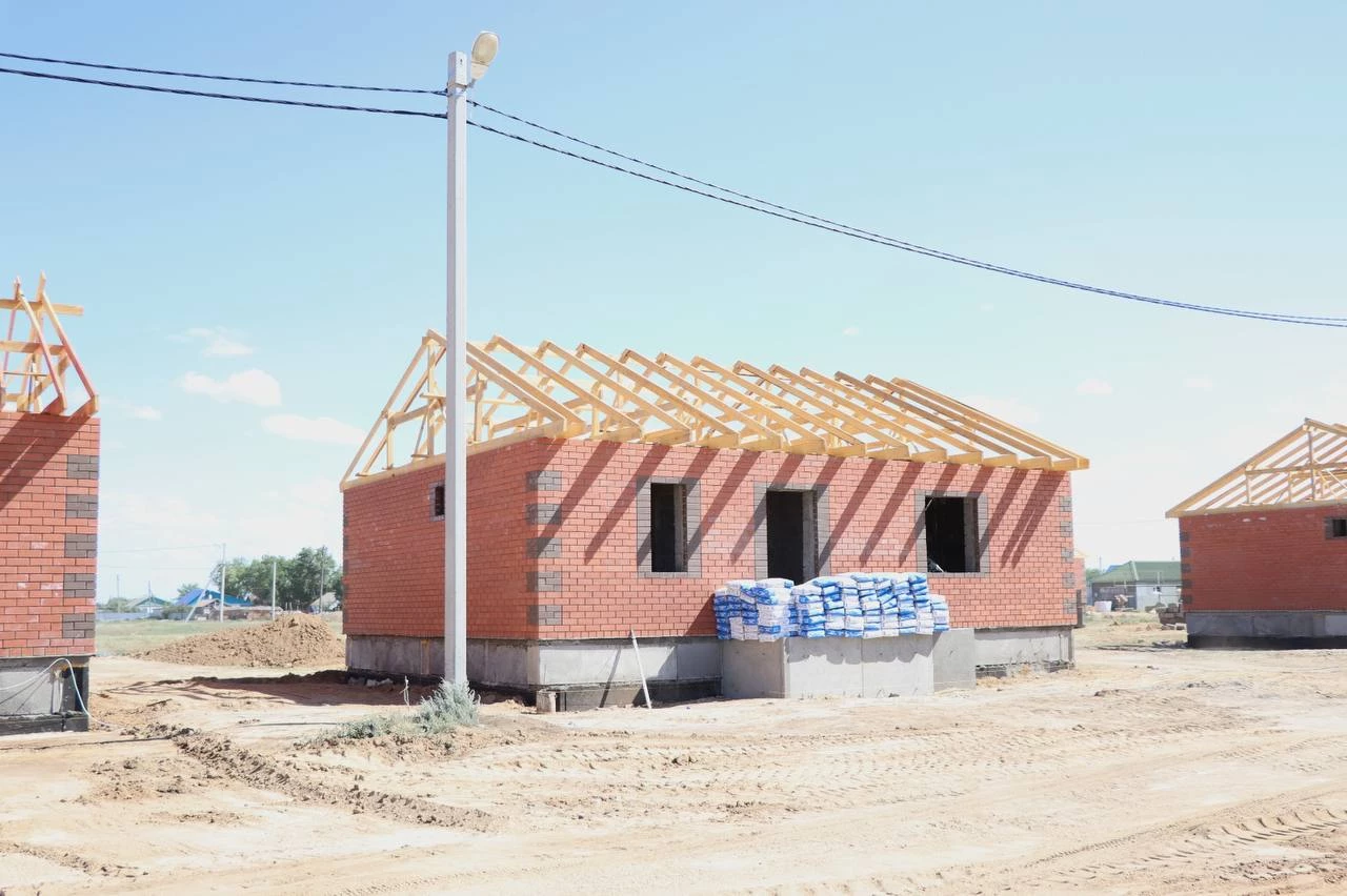 Аким ЗКО ознакомился с ходом строительства домов для пострадавших от паводка в Бурлинском районе